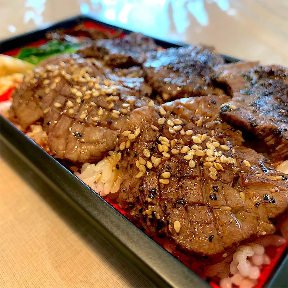 Snapdishの料理写真:肉と日本酒の30日熟成牛タン弁当。|Hitomi Seyaさん