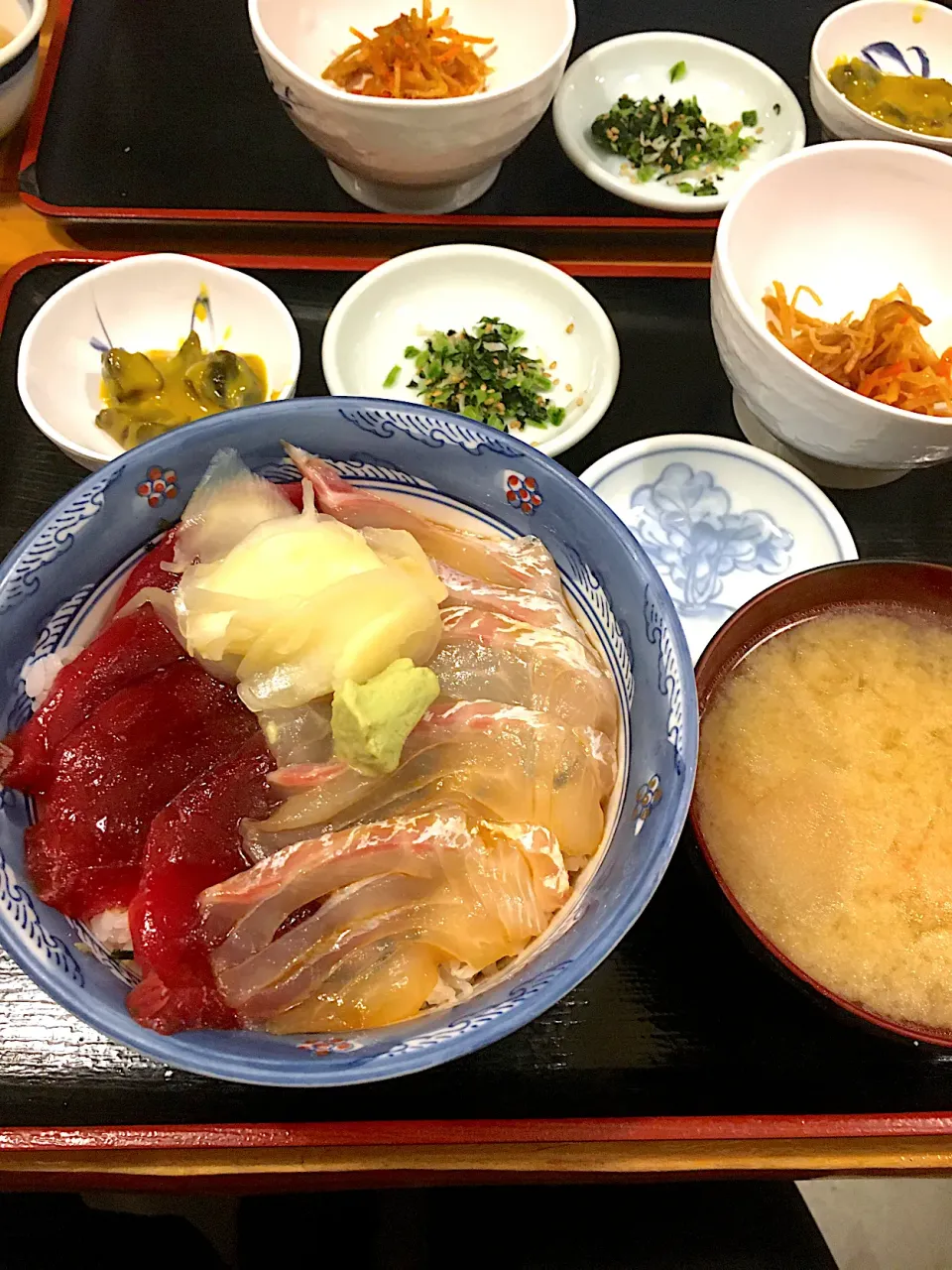 Snapdishの料理写真:マグロと鯛の漬け丼@のみた家三平(月島)|yoooochanさん