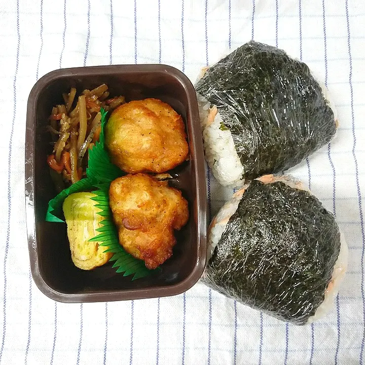 Snapdishの料理写真:鮭おにぎりと唐揚げ弁当|jun(・x・)さん