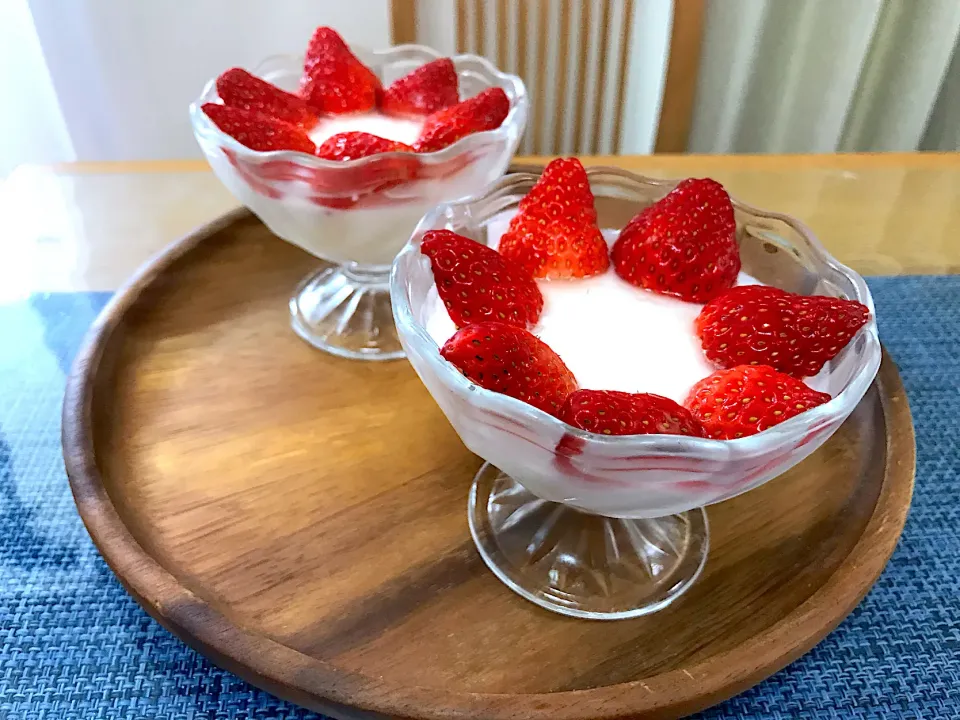 Snapdishの料理写真:ヨーグルトムース苺🍓のせ🍓|えいぽんさん