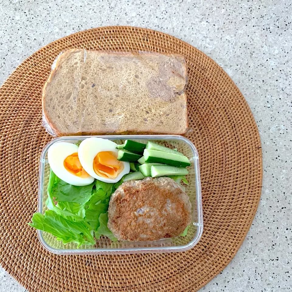 胡桃ブラン食パン、おからハンバーグ、レタス、胡瓜、茹で卵|しーさん