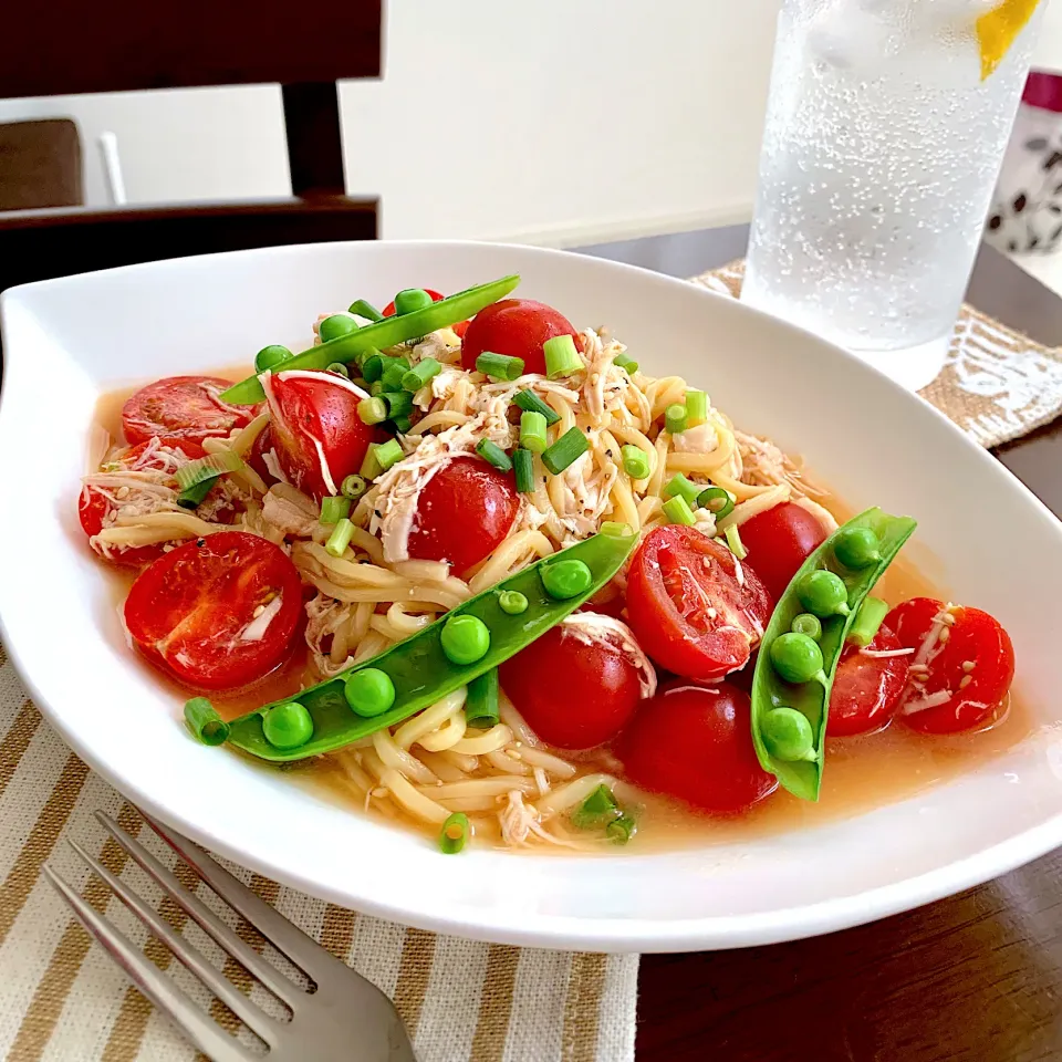 糖質制限なる日々！こんにゃく麺のトマトとサラダチキンの冷製パスタ的なやつ😋|由美さん