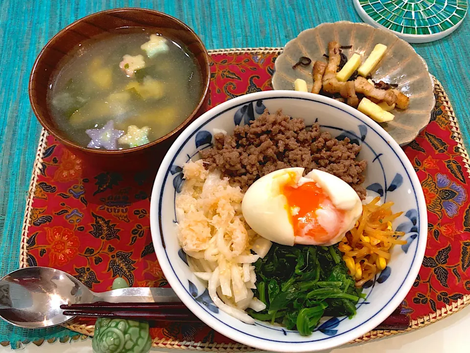 ビビンバ丼、蟹缶大根なます+中華味ほうれん草+コチュジャンもやし+甘醤油牛挽肉、塩昆布チーズ、汁物|みおさん