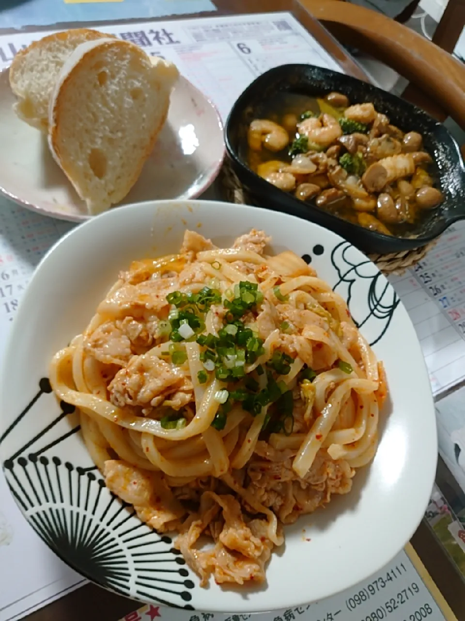 「豚キムチ焼きうどん」と「エビのアヒージョ」|大城正幸さん