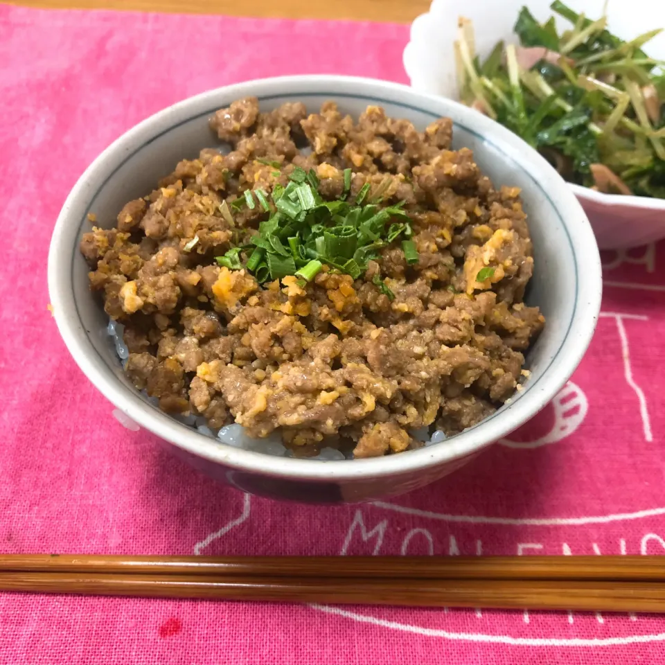 肉味噌丼ぶり🐷|安侑美のロカボ日記✈︎さん