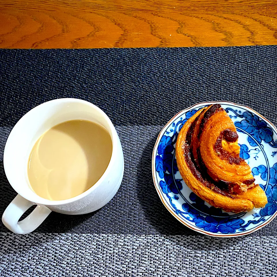 Snapdishの料理写真:6月5日　朝ごはん　シナモンロールパン、カフェ・オ・レ|yakinasuさん