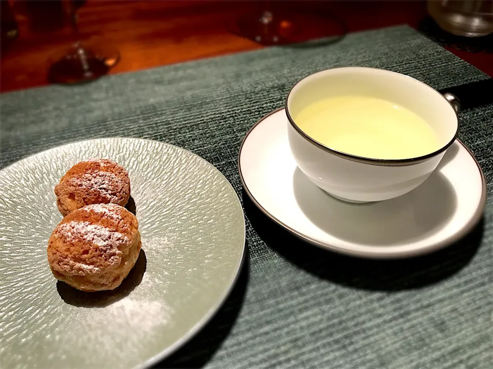 焼き立てのシュークリームとハーブティー|もうちゃんさん