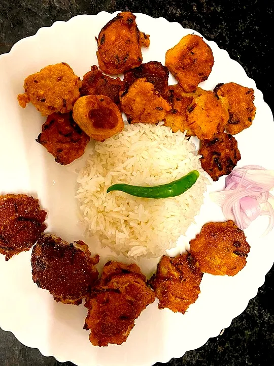 Daal er bora (Red Lentil Fritters); Maacher dim Bora(fish roe fritters); Rice|Bengali Soul Foodさん