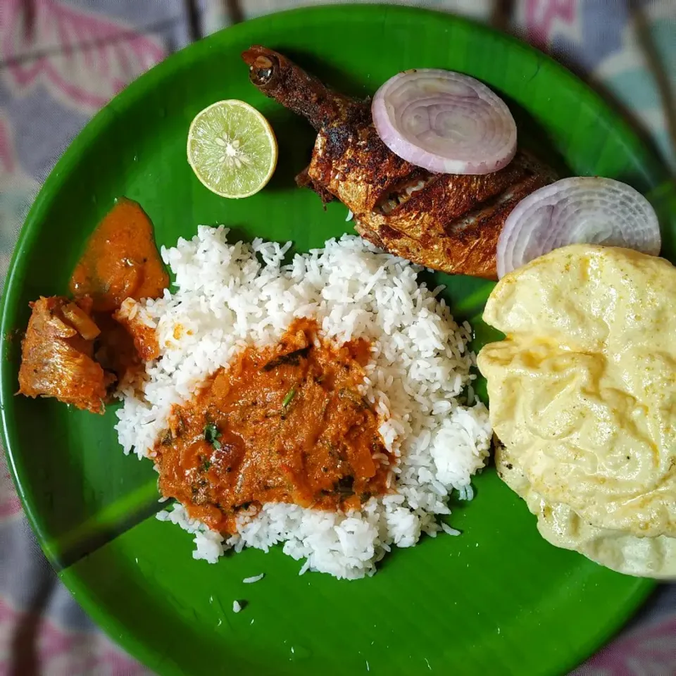 Fish Curry with fried fish and appalam|Richieさん