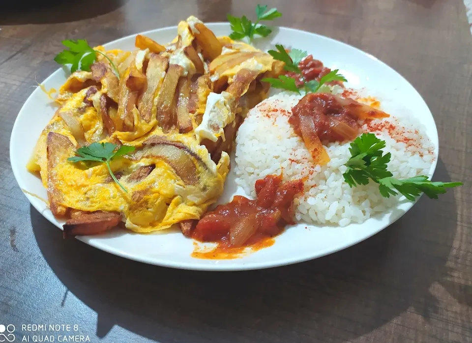 Fries with eggs, spices, and salt plus red broth (chicken flavor).😉|Walid Oukilさん