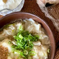 Snapdishの料理写真:慣れない朝ごはん　昨日の残りの餃子スープ|みよしようこさん