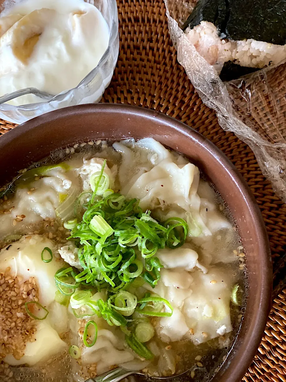 慣れない朝ごはん　昨日の残りの餃子スープ|みよしようこさん