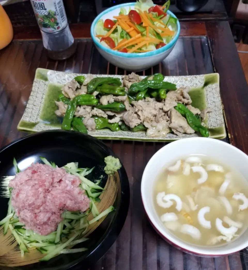 Snapdishの料理写真:ししとうと豚肉炒め
トロきゅうり
サラダ🥗
卵ちくわスープ☺️|dai.noriさん