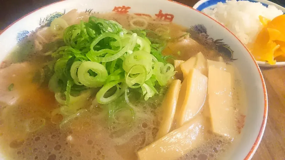 本家 第一旭 新宿店：ラーメン＋メンマのせ|大脇さん