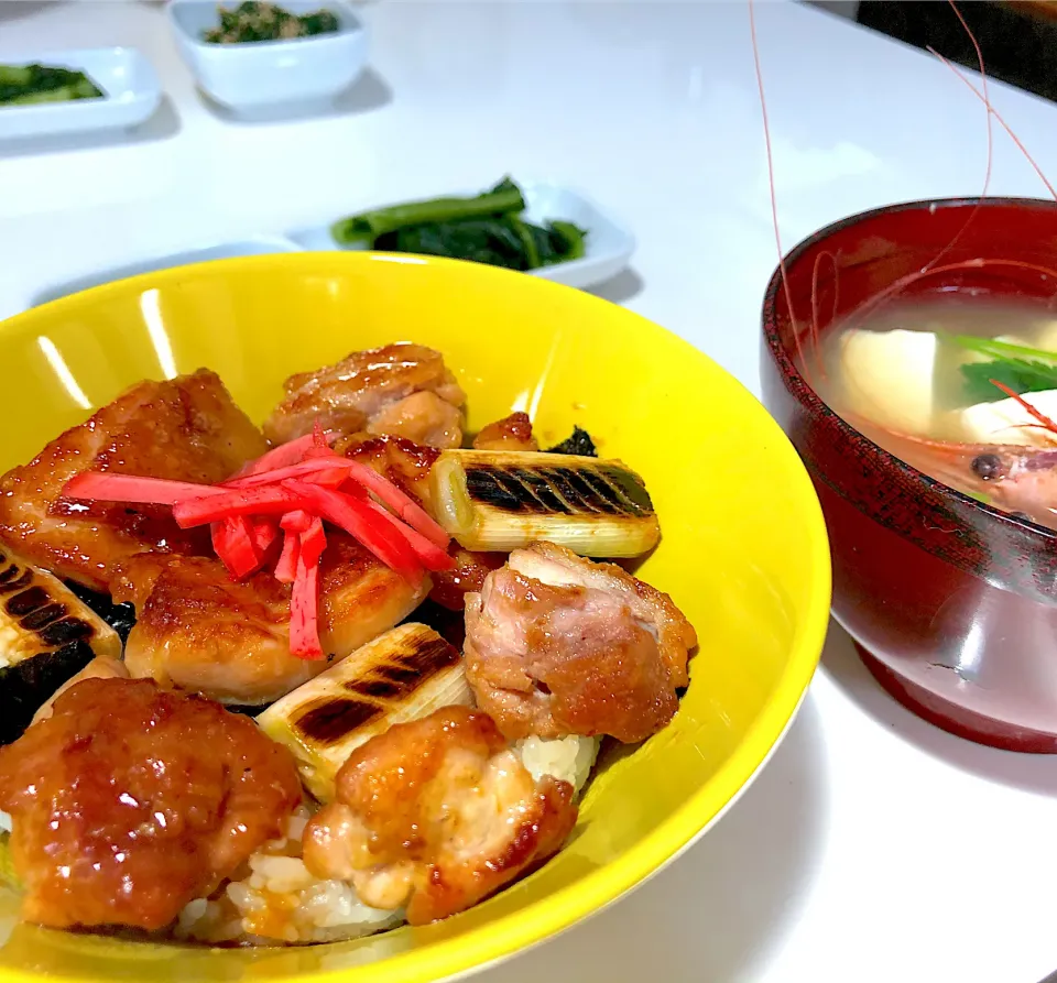 Snapdishの料理写真:今日のランチは焼き鳥丼と甘海老の頭のお味噌汁✨✨|NOBUちえさん