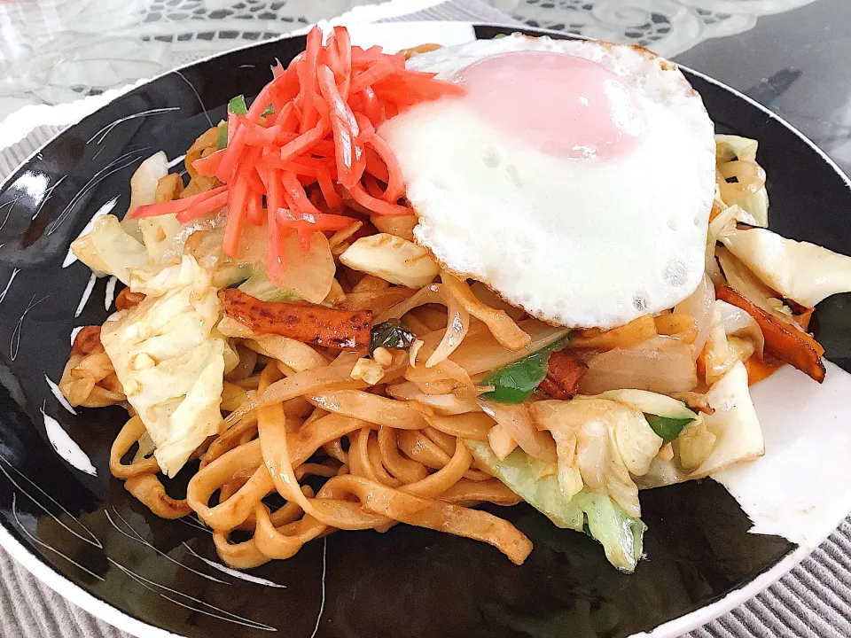 平打ち麺の焼きそば😋目玉焼きトッピング❣️|アライさんさん