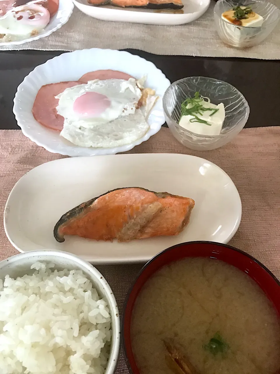 Snapdishの料理写真:焼鮭、ハムエッグ、奴、あさりの味噌汁|純さん