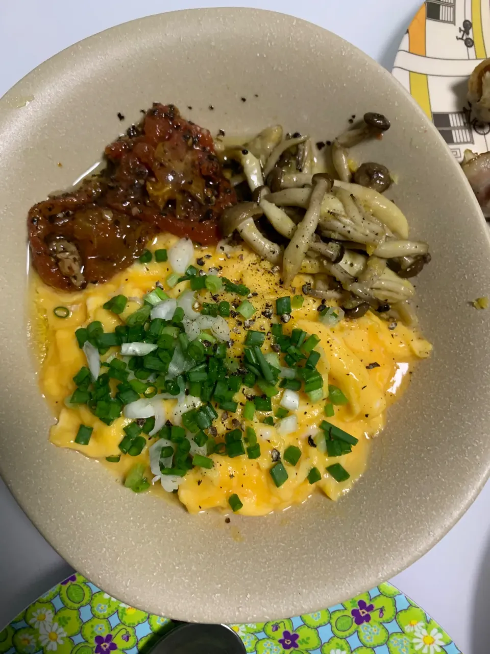 Scrambled eggs, garlic enoki and confit tomatoes|Ong Sor Fernさん