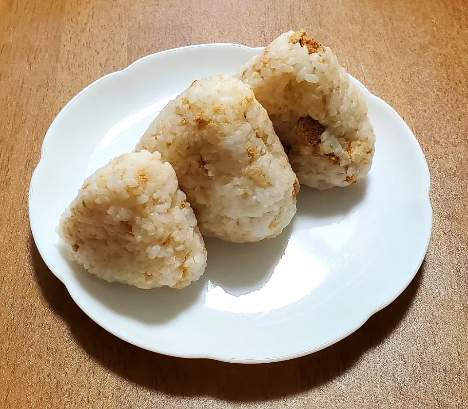 Snapdishの料理写真:無着色塩たらこおむすび🍙の親おむすびと子おむすび|ナナさん