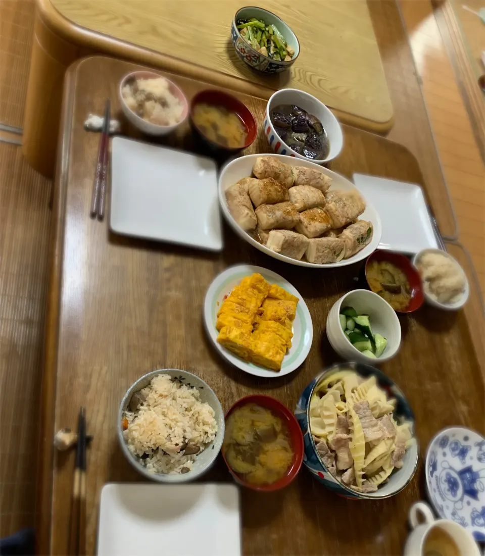 Snapdishの料理写真:豆腐の大葉豚肉巻き・破竹と豚肉の炒め物・胡瓜の浅漬け・卵焼き・茄子の煮浸し・小松菜と舞茸の炒め煮・味噌汁・残り物の筑前煮で炊き込みご飯|ちびろ菌さん