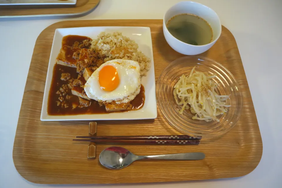 今日の夕食 目玉焼きのせ麻婆丼、もやしサラダ、わかめスープ|pinknari🐰🌈さん