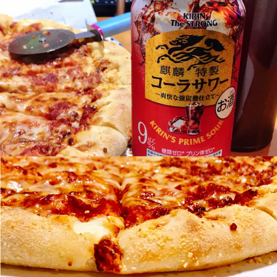 Snapdishの料理写真:やっぱりピザ🍕とコーラは合う😁🍺|ジイジさん