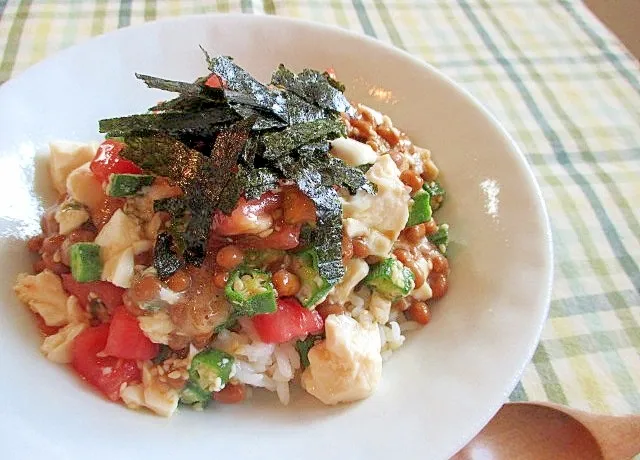 ちえ'sキッチンさんの納豆おくら豆腐トマトのねばねば丼♪ #楽天レシピ|楽天レシピさん