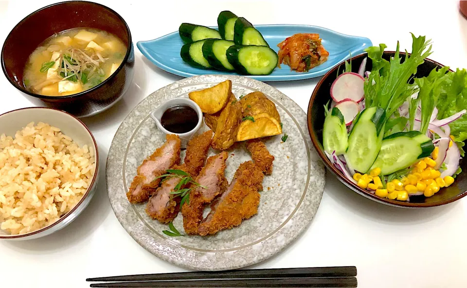 とんかつ　コンソメポテト　赤玉サラダ　お味噌汁|まり＊さん