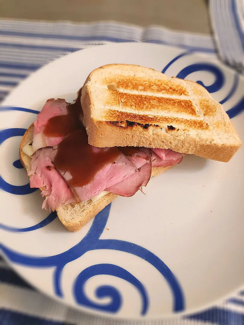 Smoked roastbeef sandwich with dark gravy|Ery_05さん