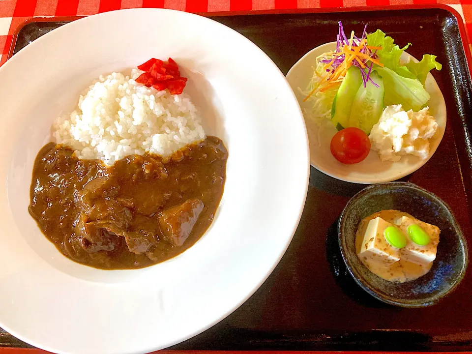 Snapdishの料理写真:本日の賄い(6/5 一度やってみたかった、ハヤシライスとカレーミックス😁👍)|かぴかぴさん