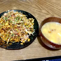 Snapdishの料理写真:焼きそば、なめこと豆腐の味噌汁|midnさん