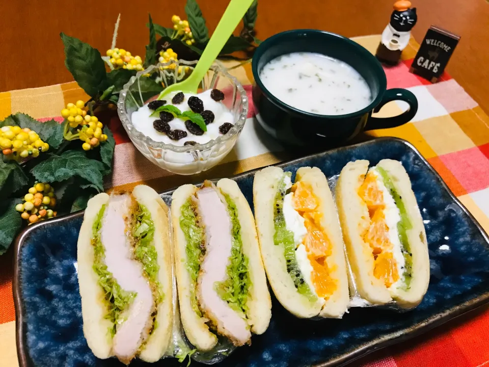 Snapdishの料理写真:「カツサンド」と「フルーツとクリチのサンド」|バシュランさん