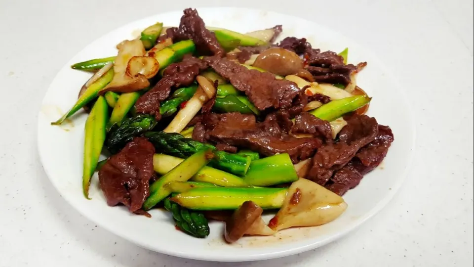 stir-fried beef with asparagus and mushrooms|steven z.y.さん