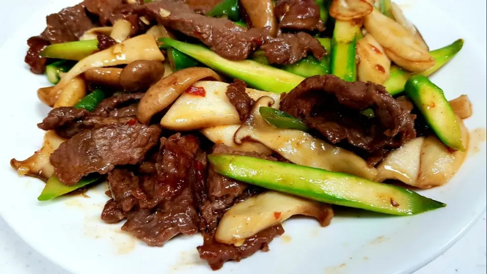 stir-fried beef with asparagus and mushrooms|steven z.y.さん