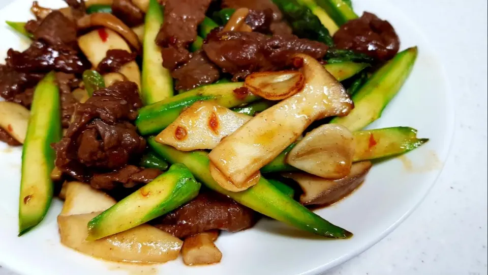 stir-fried beef with asparagus and mushrooms|steven z.y.さん