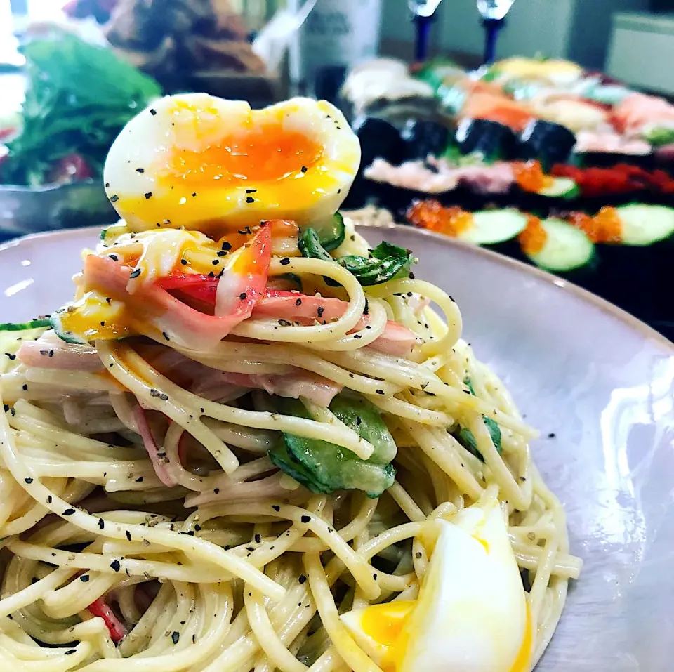 Snapdishの料理写真:半熟卵とカニカマのサラスパ🍝|ハマちゃんさん