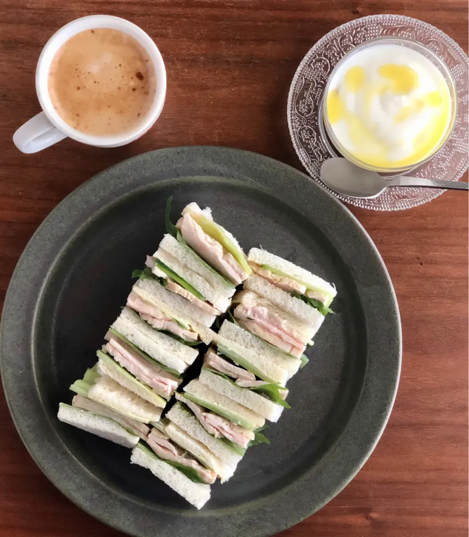 オイルチキンときゅうりのサンドイッチ 、アロエヨーグルトオリーブオイル　　Chicken , cucumber and green shiso leaves sandwich|マユマユさん