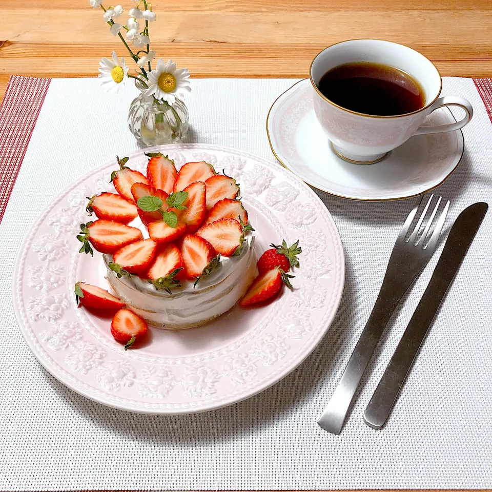 Snapdishの料理写真:おうちカフェ「ホットケーキ苺載せ🍓」|Happy suzumeさん