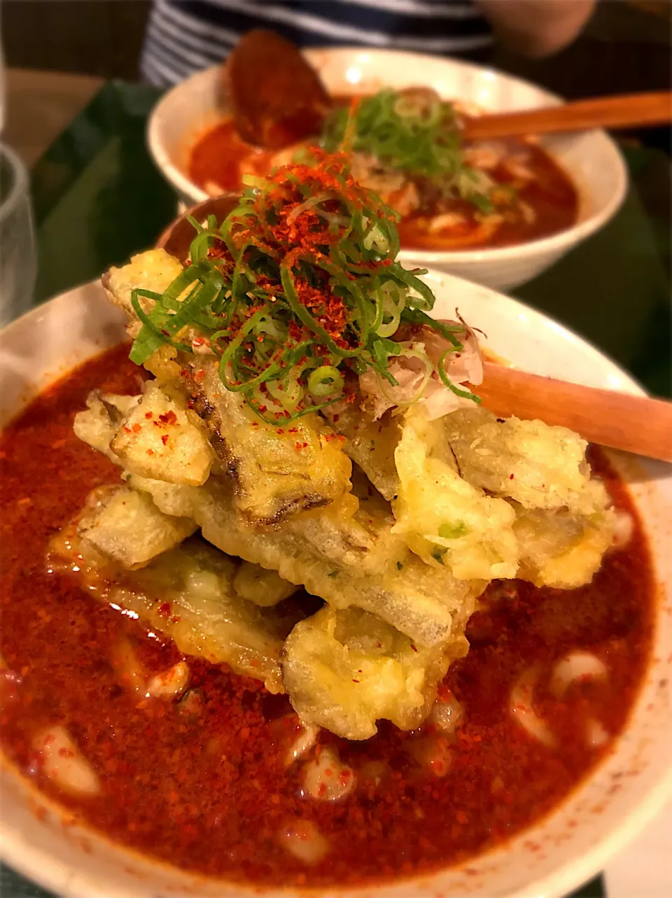 “しば田家”の赤いごぼう天炙り鶏うどん|じゅんさんさん