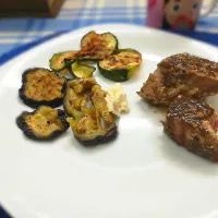 Snapdishの料理写真:Atún al ajillo, con zucchini y berenjena|Alejandra Castañedaさん