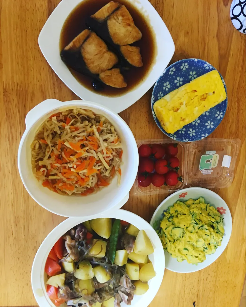 鰤の照り焼き、切り干し大根煮、豚じゃが、カボチャのサラダ、卵焼き、プチトマト|honeyさん