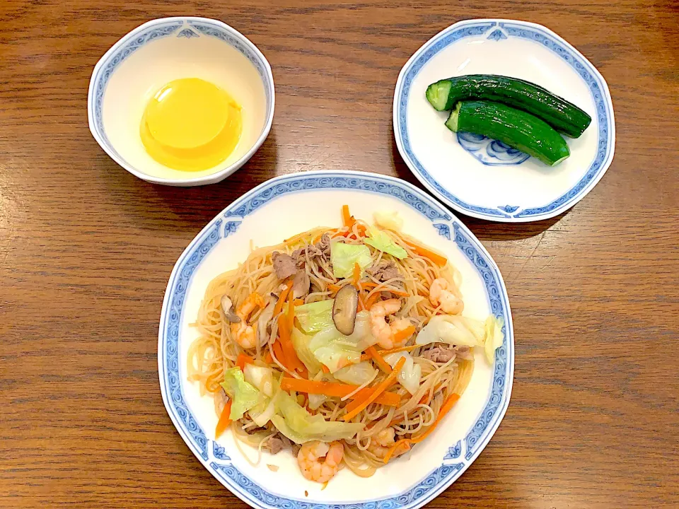 Snapdishの料理写真:自家製胡瓜🥒焼きビーフン🥕マンゴープリン🥭今日の昼食20200607|rococoさん