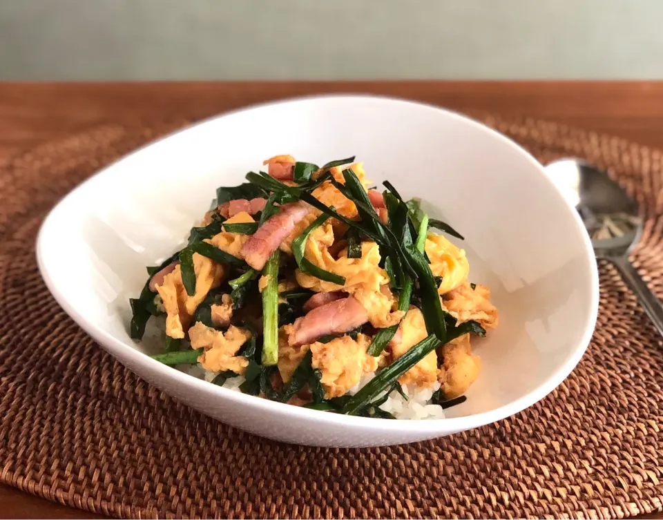 Snapdishの料理写真:ニラ玉ベーコン丼　Chinese chive , egg and bacon bowl|マユマユさん