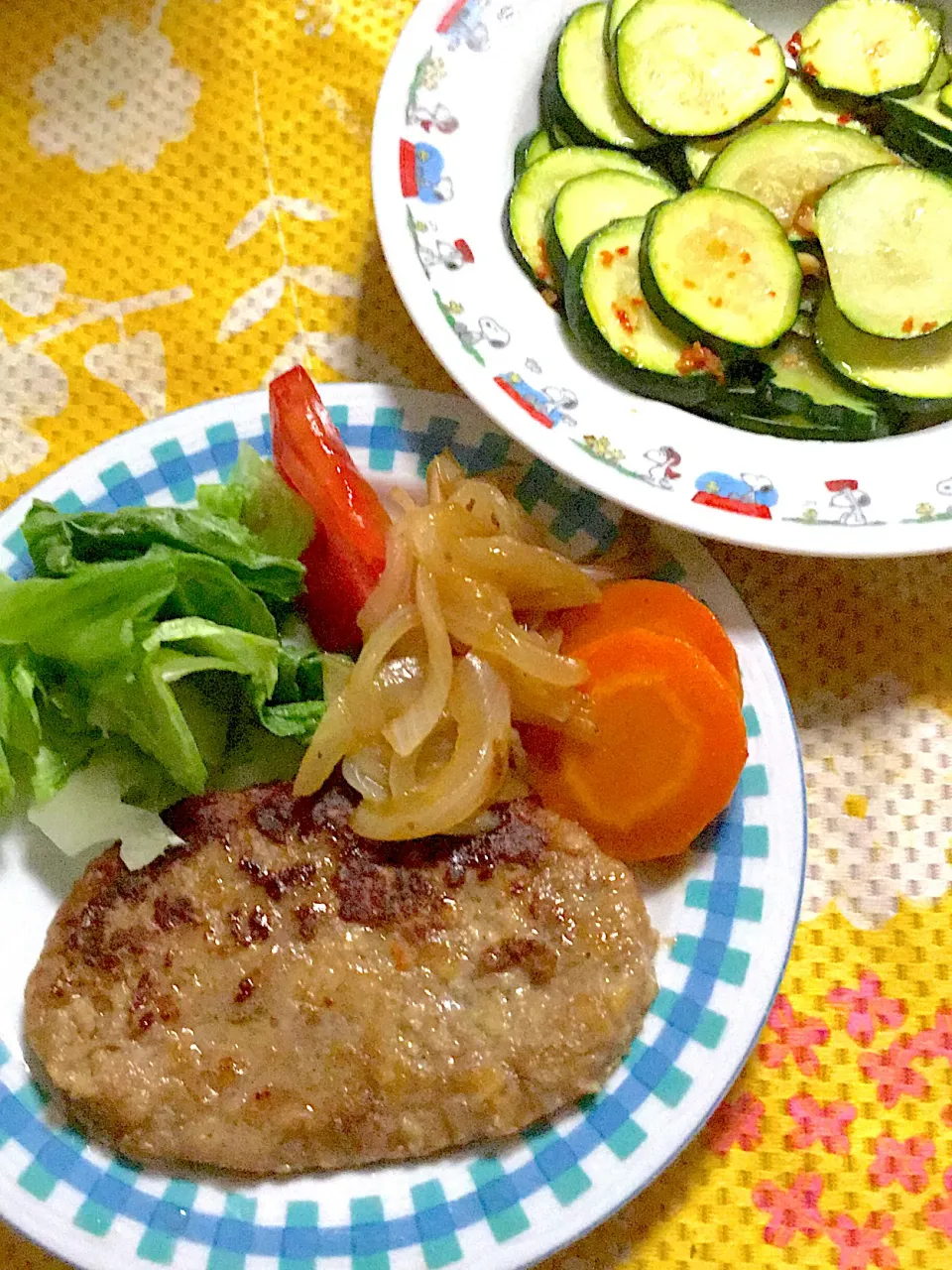 ハンバーグ　付け合わせ野菜🥬🍅　ズッキーニの柚子胡椒ナムル|掛谷節子さん