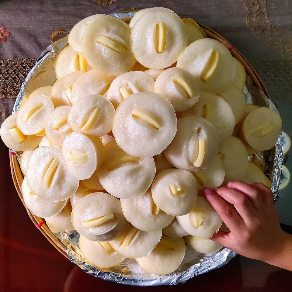 steamed rice cakes with cheese on top|shehphさん