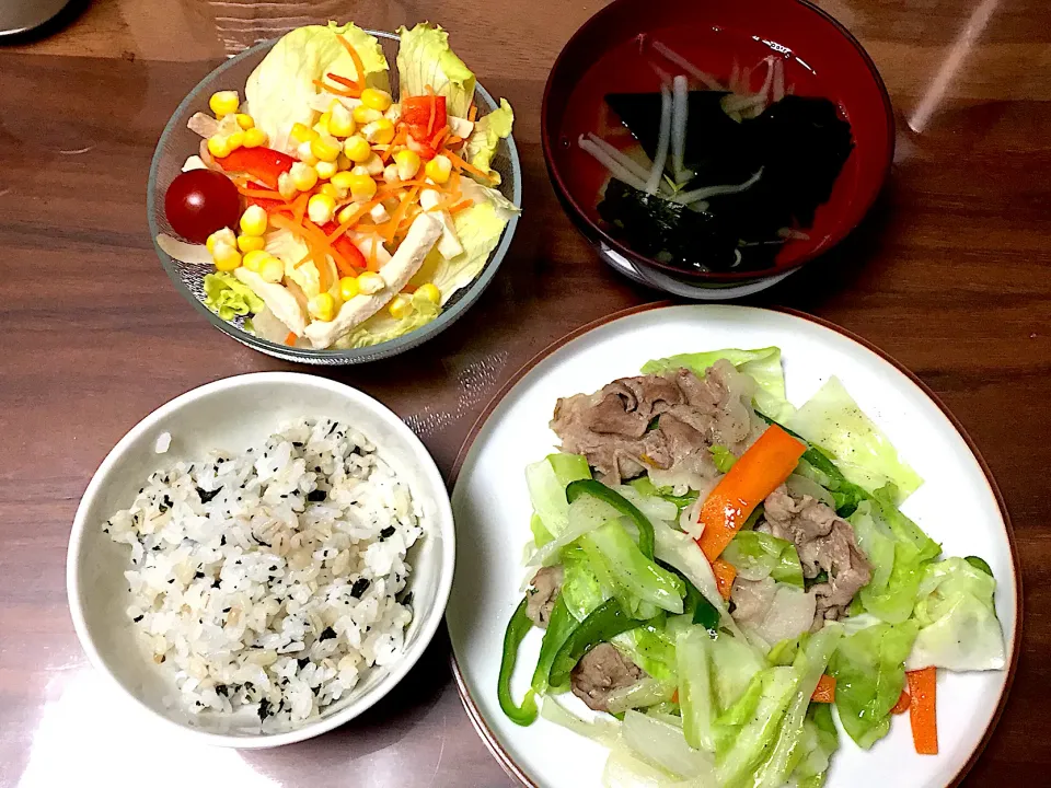 手抜きご飯 残り物一掃野菜炒め もやしとワカメのスープ サラダ わかめご飯|おさむん17さん