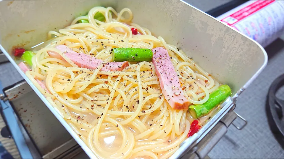 フランス軍メスキットで蛤スープパスタ(ワイン蒸しの残り汁で)|伊藤央さん