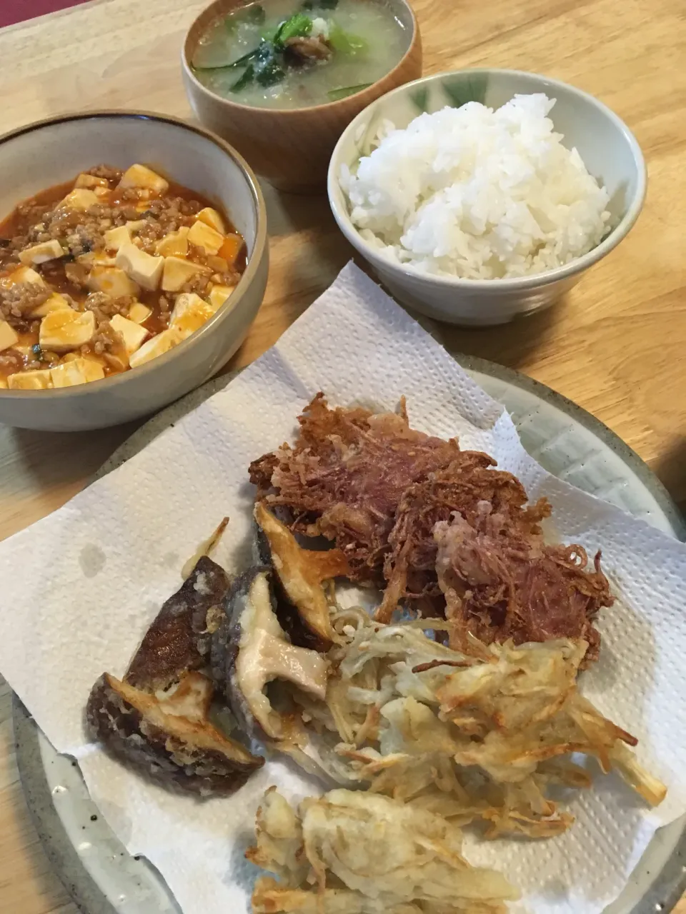 Snapdishの料理写真:ケンミンショーで知って食べてみたくて作った紅ショウガの天ぷら〜１枚ものがなくて千切りでやったら濃かったですが美味しい😋本場のもいつか食べたいな⭐︎麻婆豆腐、大和芋と小松菜のお味噌汁も。|さくたえさん