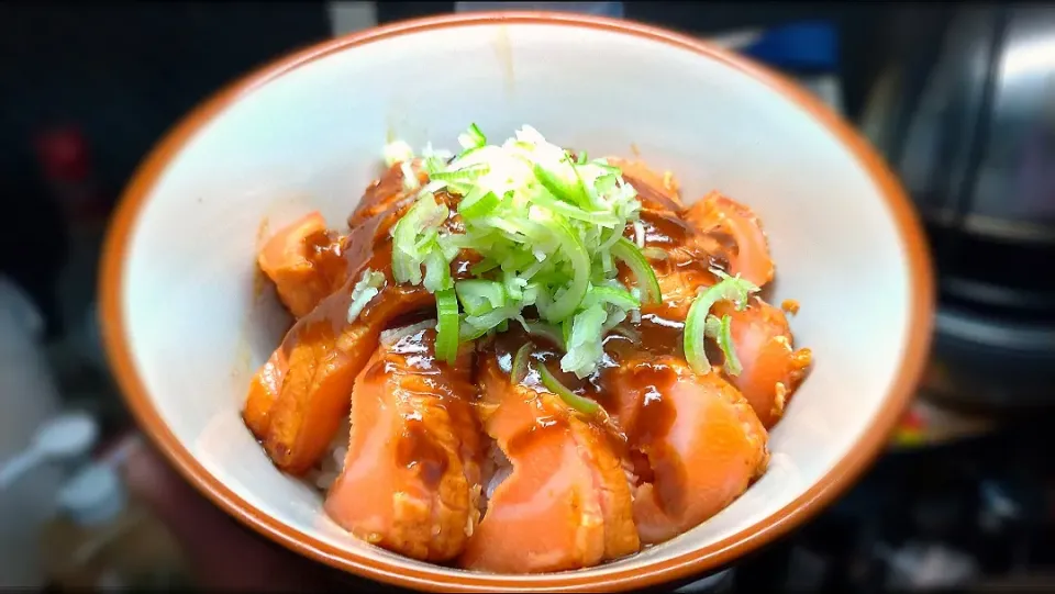 Snapdishの料理写真:焼肉味噌ダレ漬炙りサーモン丼|ぱんだますたーさん