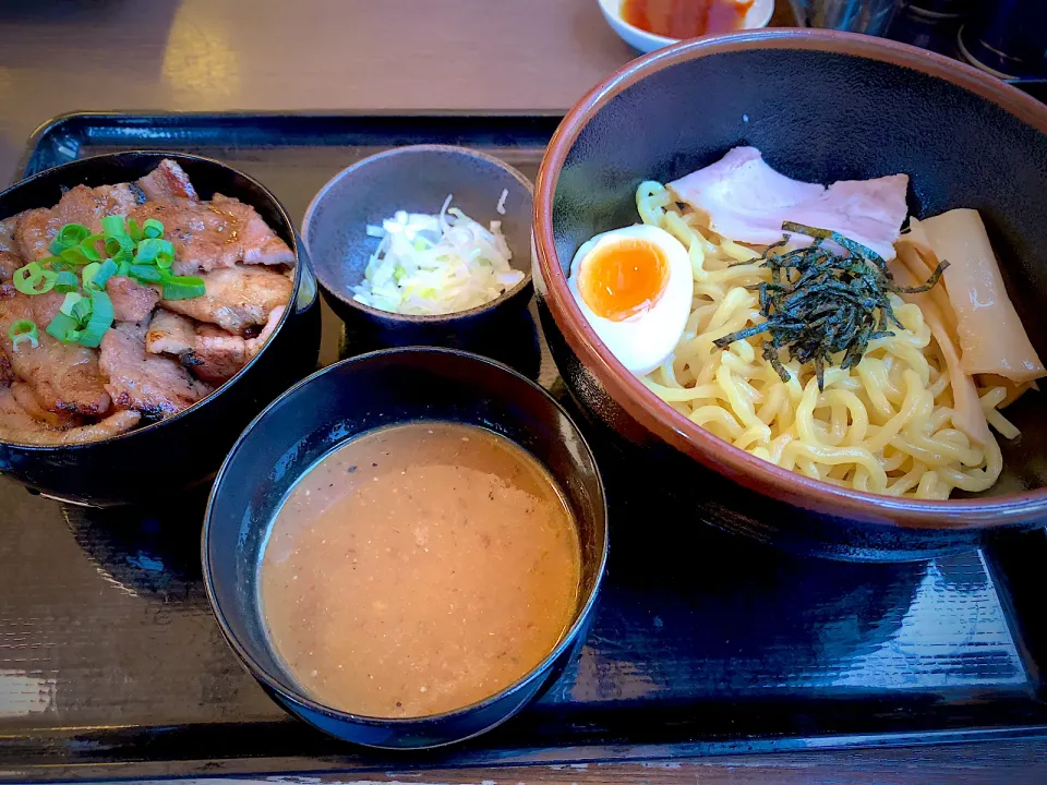 土蔵と笑門さんの
(どら)(えもん)さんの本格炭火焼子豚丼とつけ麺のセット|ひーちゃんさん